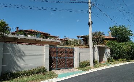 Linda casa com piscina em Serra Negra SP