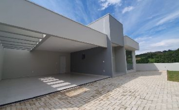 Casa de três dormitórios em Serra Negra 