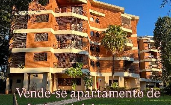 Apartamento de três dormitórios em condomínio com piscina 