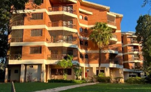 Apartamento de três dormitórios em condomínio com piscina 