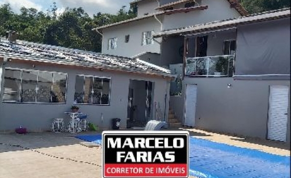 Vende-se casa com piscina 