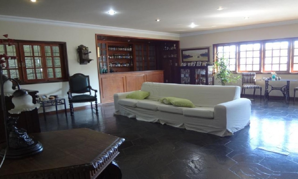Casa comercial a venda em Serra Negra 