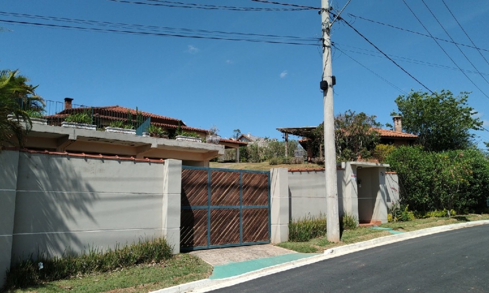 Linda casa com piscina em Serra Negra SP