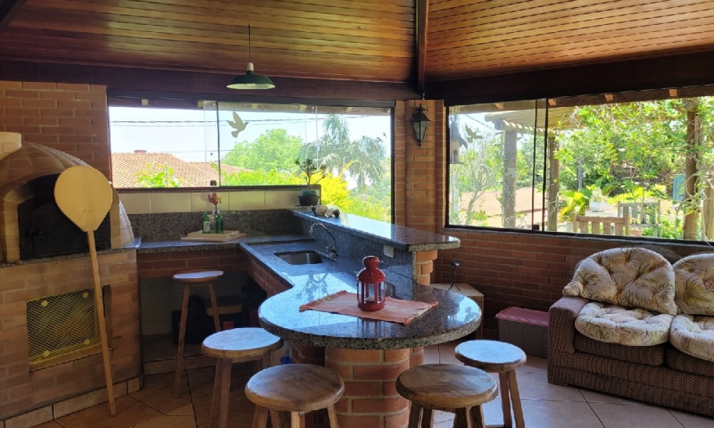 Linda casa com piscina em Serra Negra SP