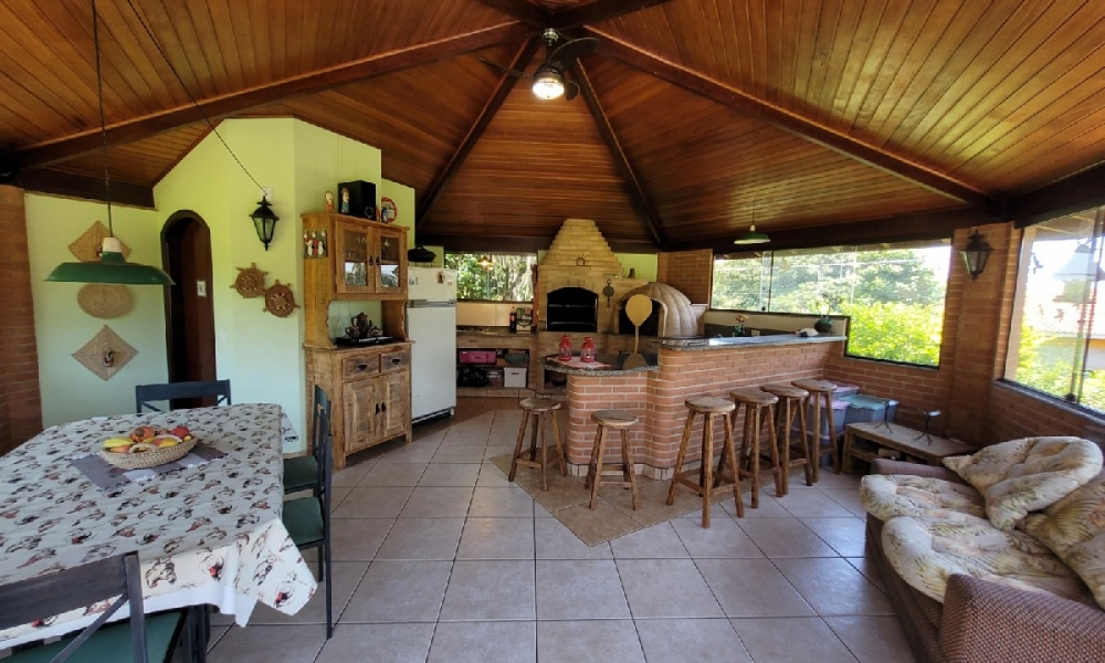 Linda casa com piscina em Serra Negra SP