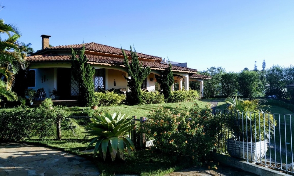 Linda casa com piscina em Serra Negra SP