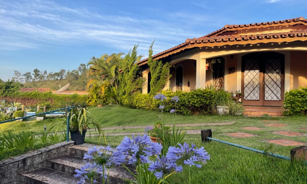 Linda casa com piscina em Serra Negra SP