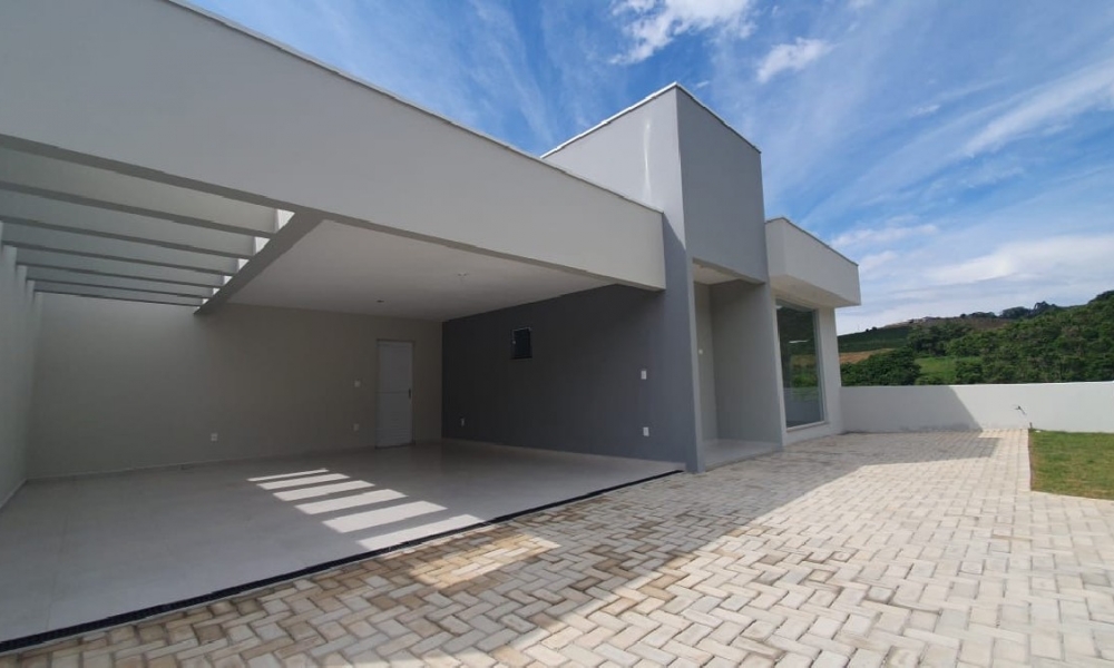 Casa de três dormitórios em Serra Negra 