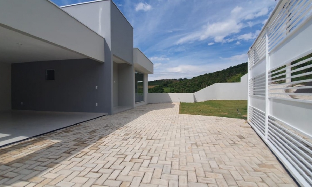 Casa de três dormitórios em Serra Negra 