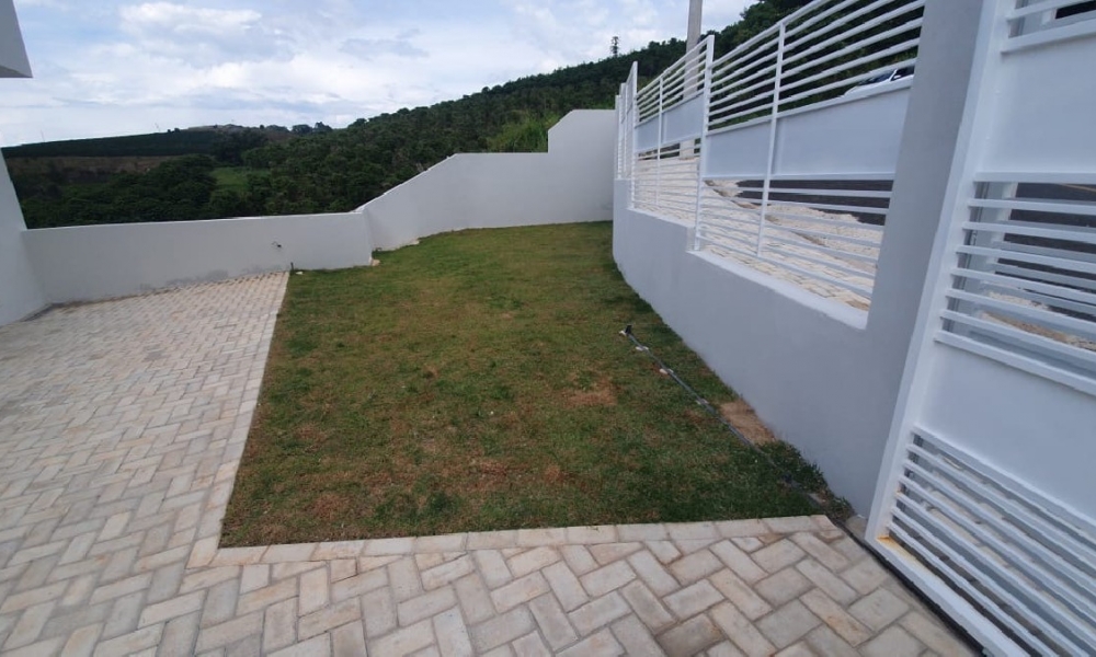 Casa de três dormitórios em Serra Negra 