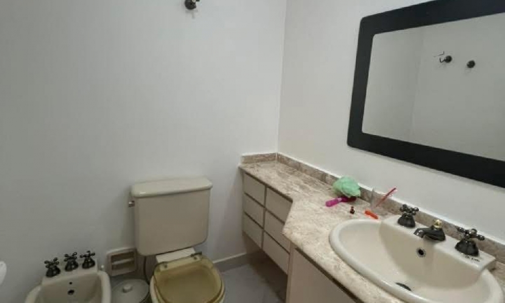 Apartamento de três dormitórios em condomínio com piscina 