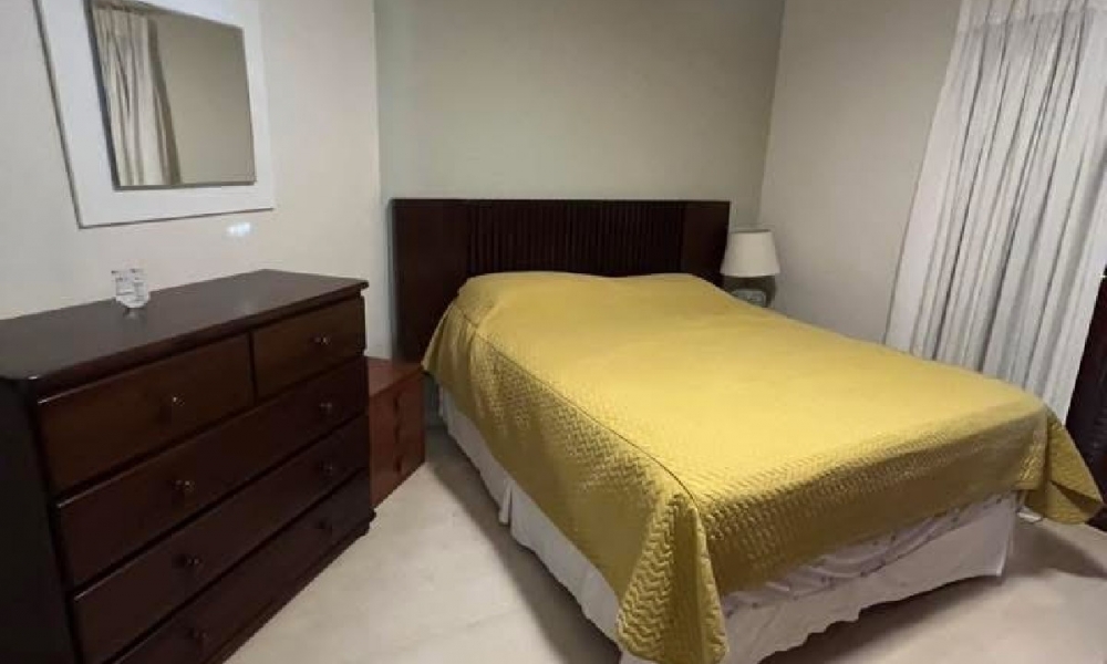Apartamento de três dormitórios em condomínio com piscina 