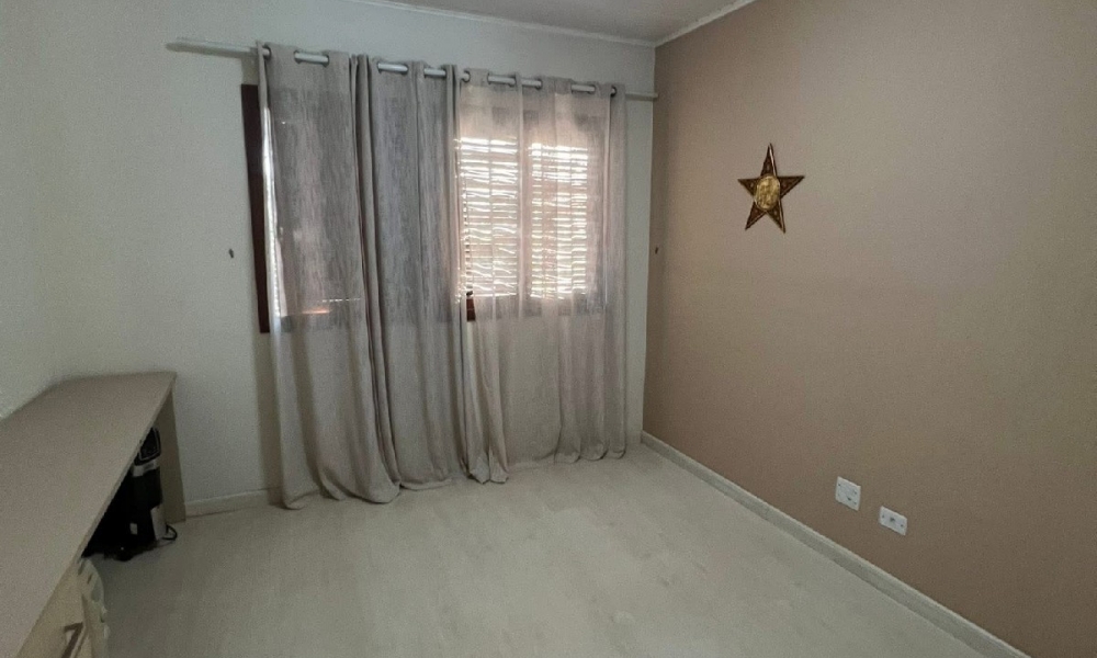 Apartamento de três dormitórios em condomínio com piscina 