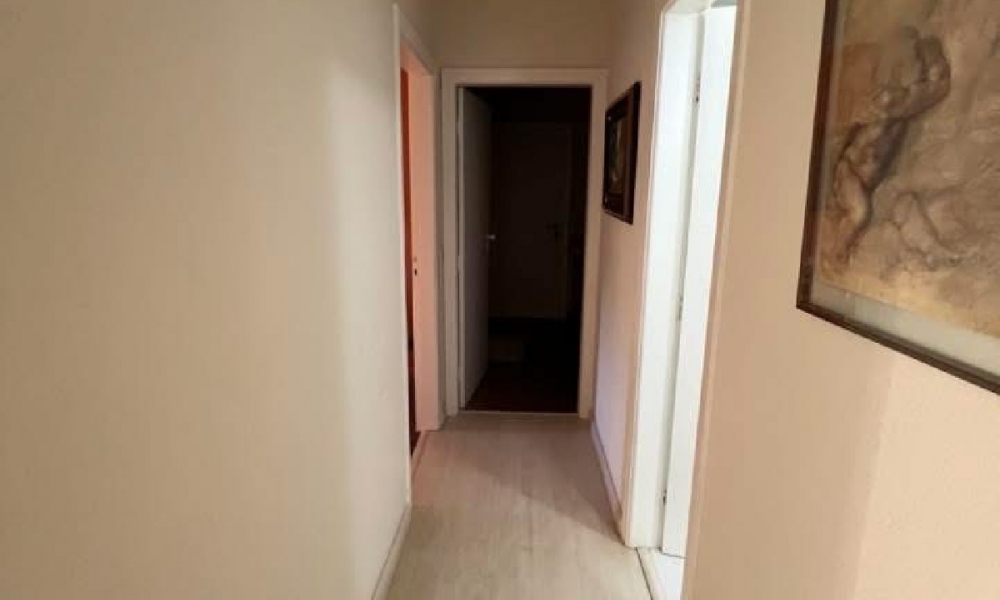 Apartamento de três dormitórios em condomínio com piscina 