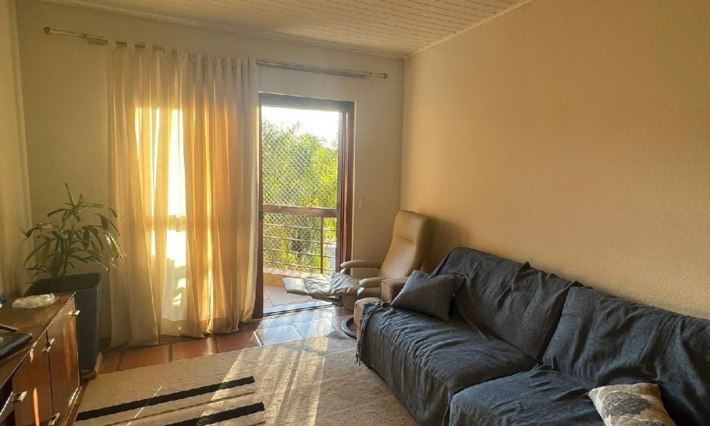 Apartamento de três dormitórios em condomínio com piscina 