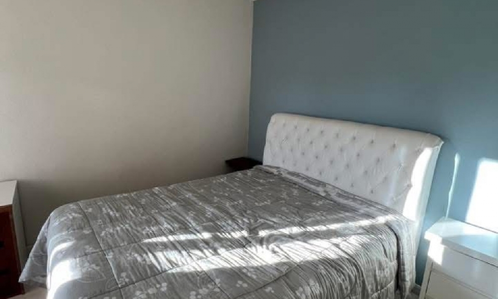 Apartamento de três dormitórios em condomínio com piscina 