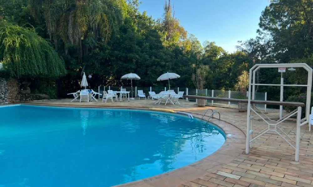 Apartamento de três dormitórios em condomínio com piscina 