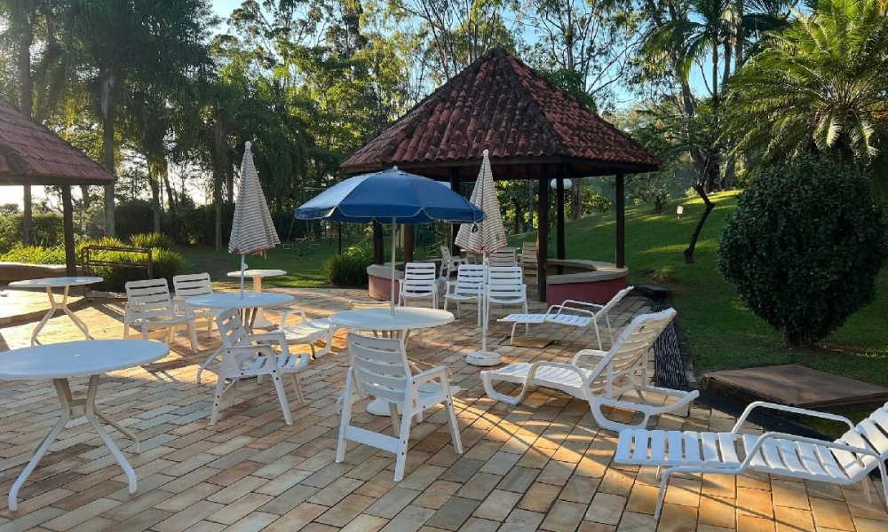 Apartamento de três dormitórios em condomínio com piscina 