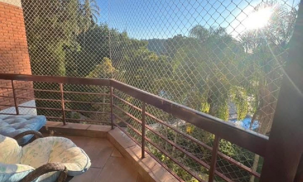 Apartamento de três dormitórios em condomínio com piscina 