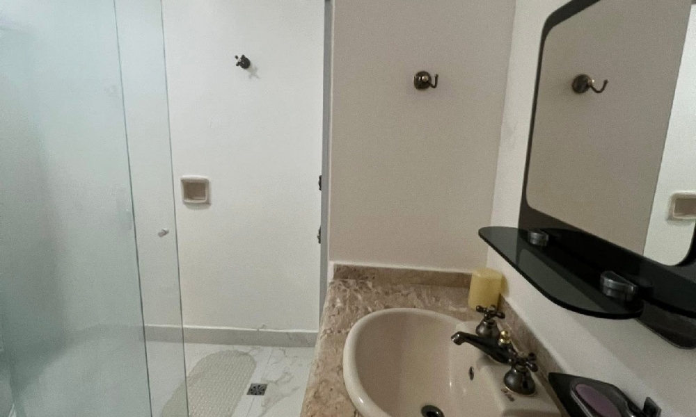 Apartamento de três dormitórios em condomínio com piscina 