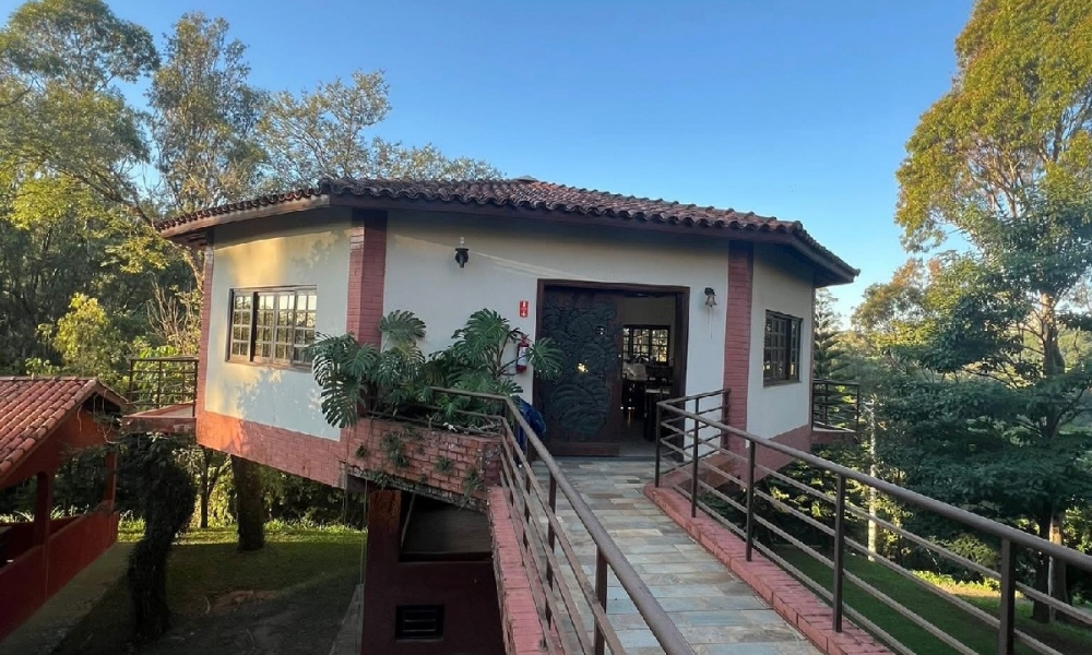 Apartamento de três dormitórios em condomínio com piscina 