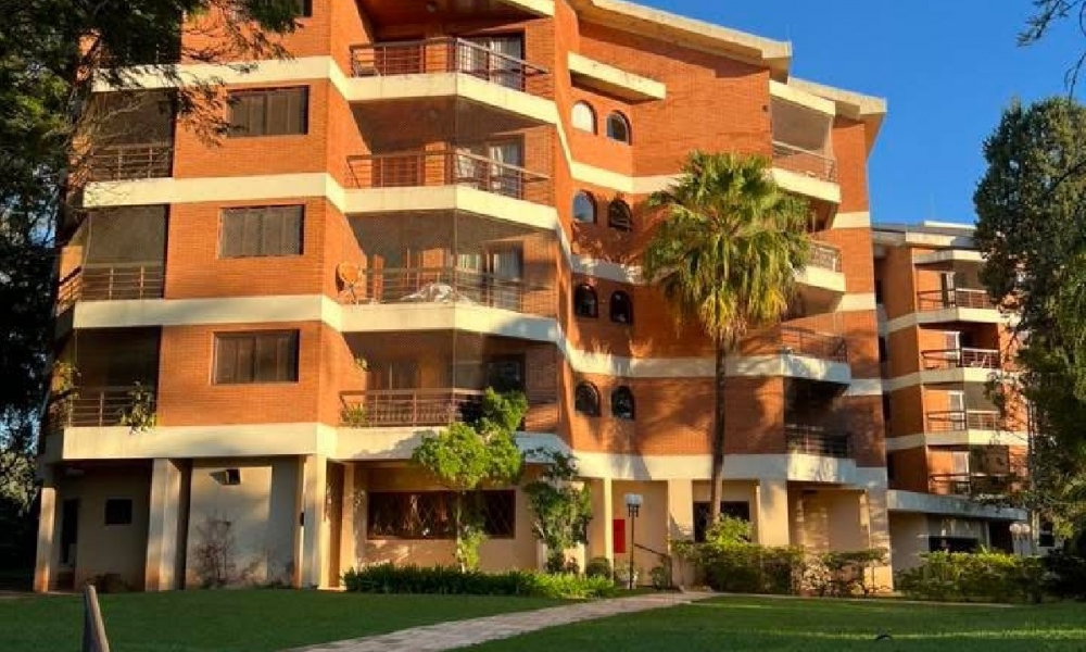 Apartamento de três dormitórios em condomínio com piscina 