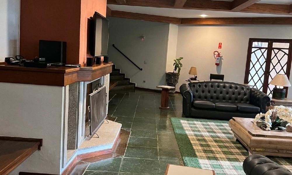 Apartamento de três dormitórios em condomínio com piscina 
