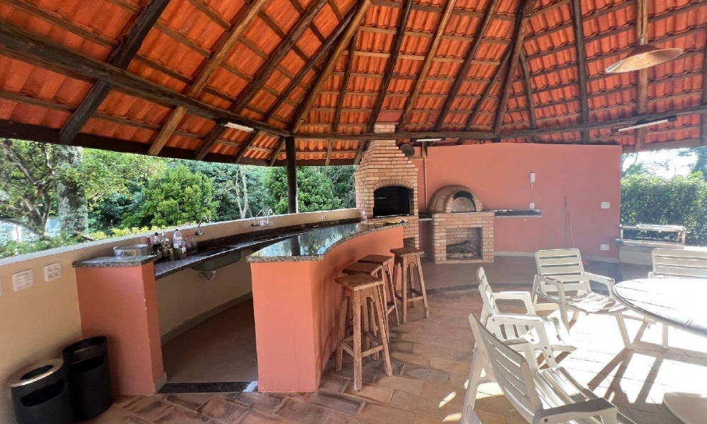 Apartamento de três dormitórios em condomínio com piscina 