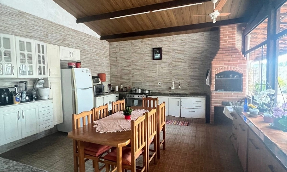 Vende-se casa em Serra Negra 