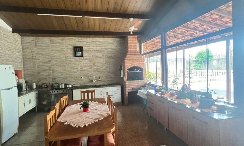 Vende-se casa em Serra Negra 