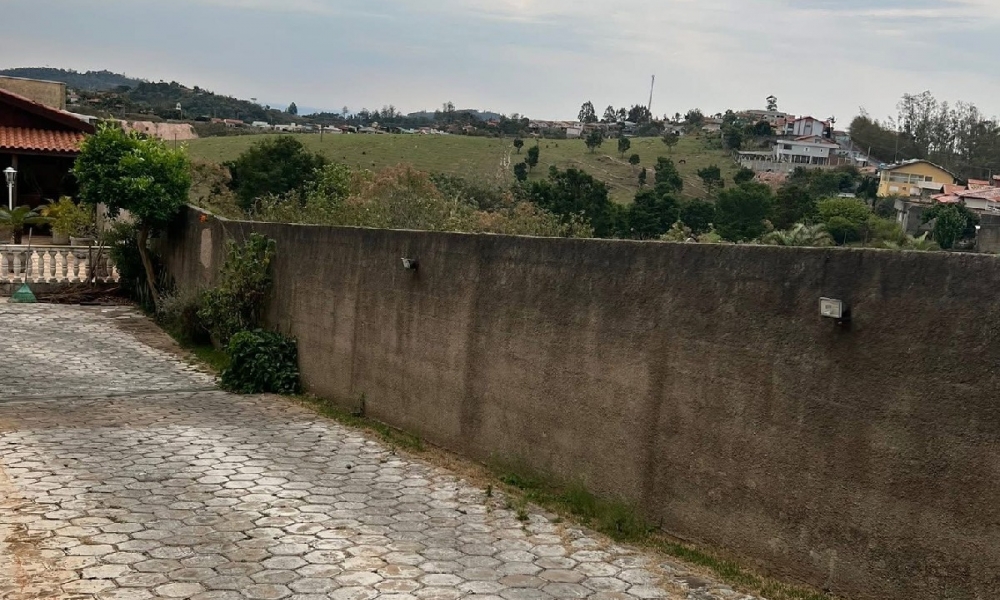 Vende-se casa em Serra Negra 