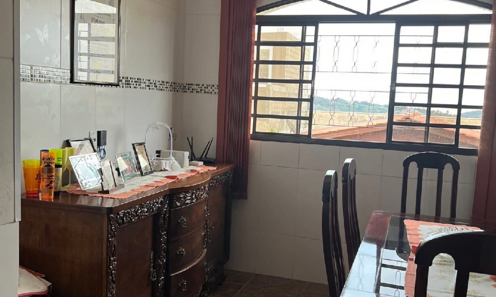 Vende-se casa em Serra Negra 