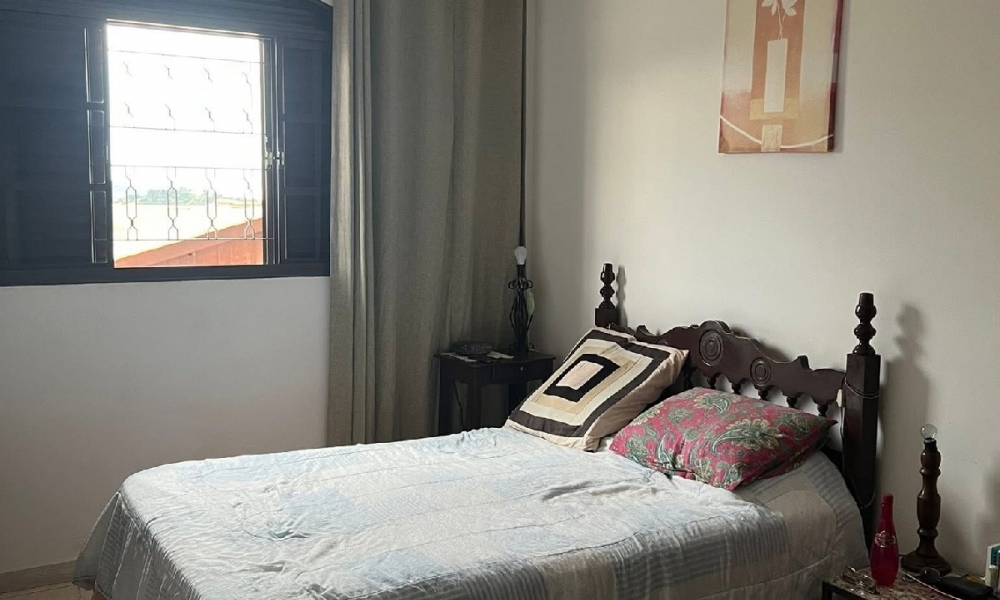 Vende-se casa em Serra Negra 