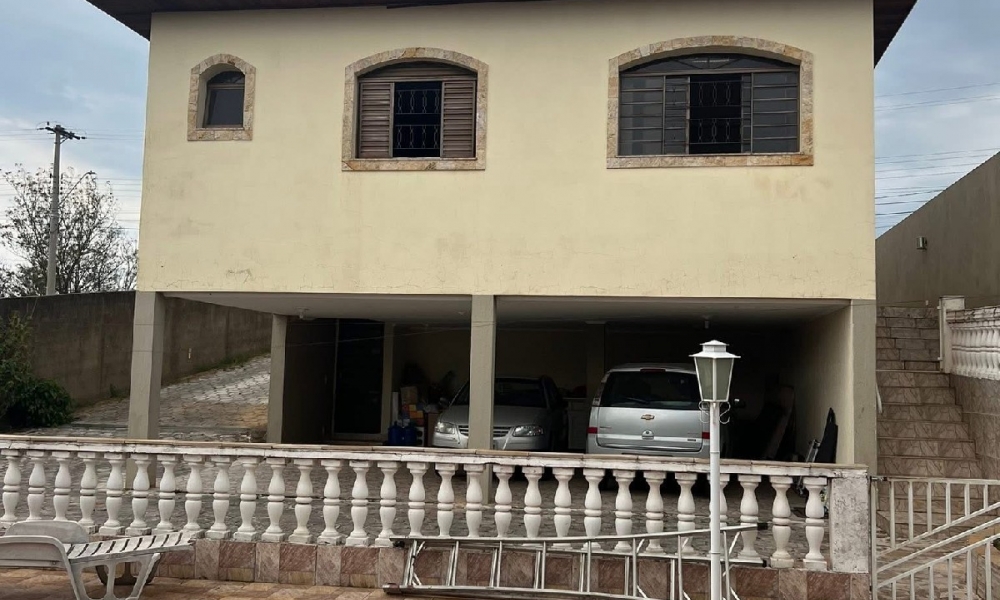 Vende-se casa em Serra Negra 