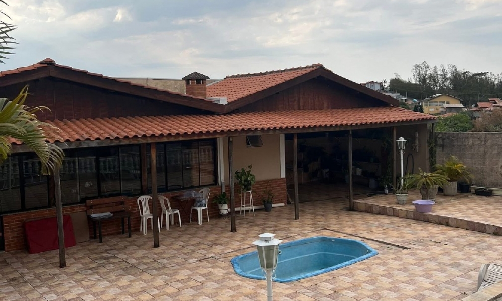 Vende-se casa em Serra Negra 