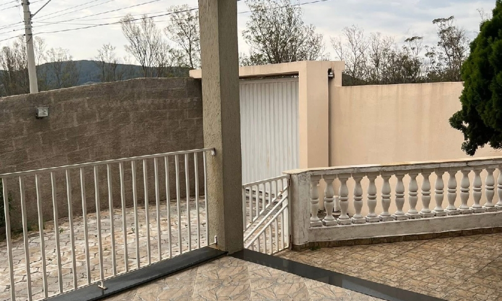 Vende-se casa em Serra Negra 