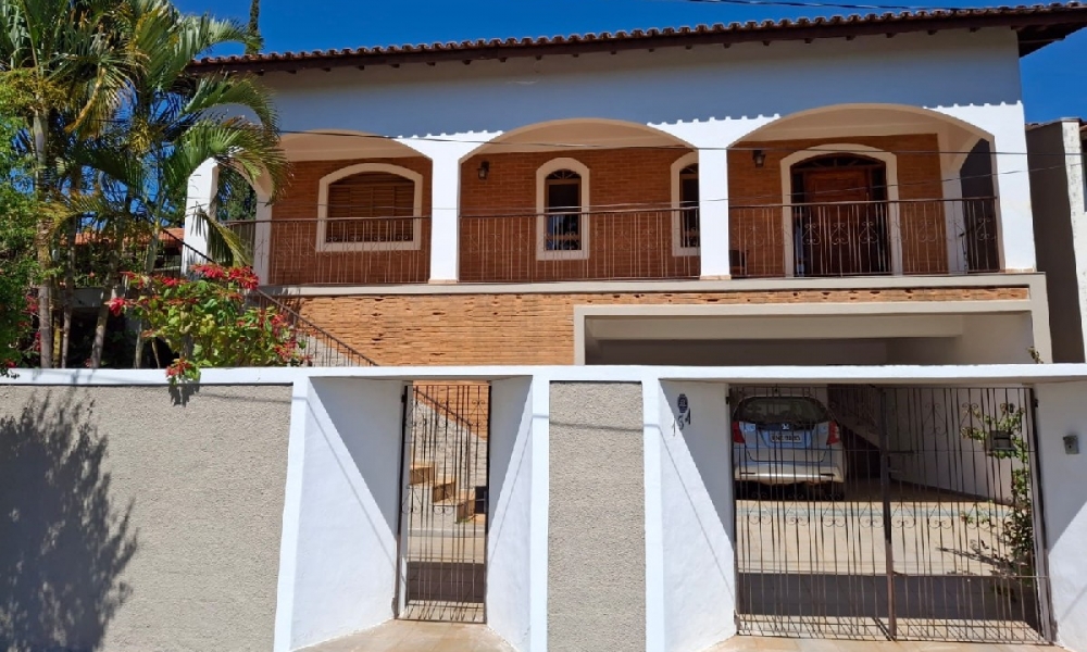 Vende-se casa com piscina 