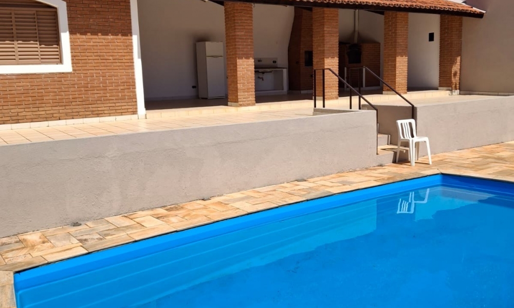 Vende-se casa com piscina 