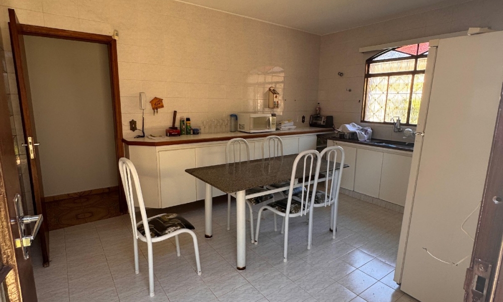 Vende-se casa com piscina 