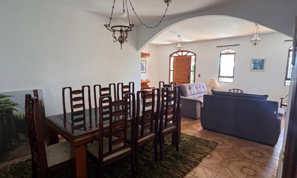 Vende-se casa com piscina 