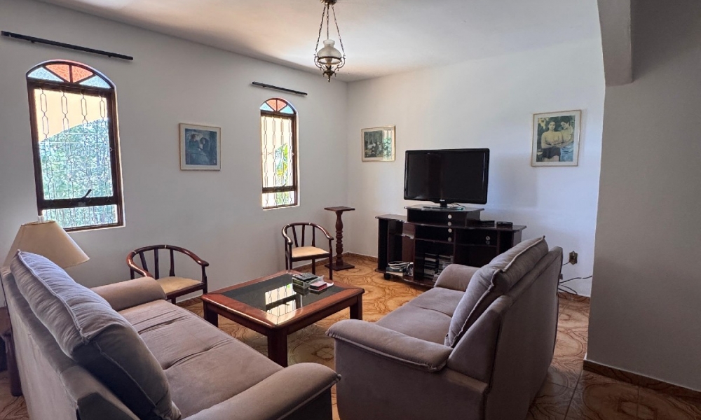 Vende-se casa com piscina 