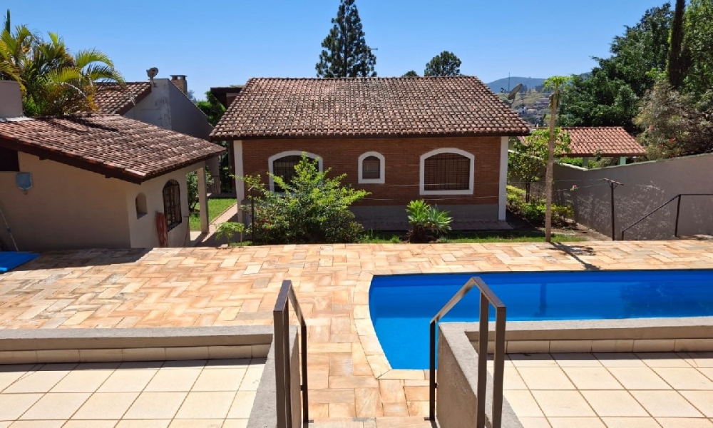 Vende-se casa com piscina 