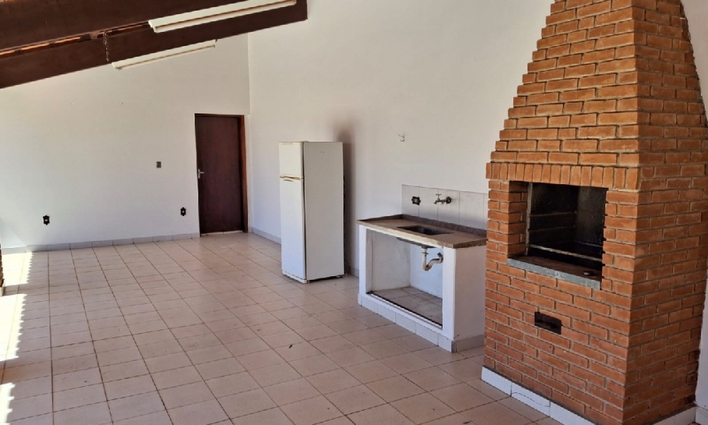 Vende-se casa com piscina 