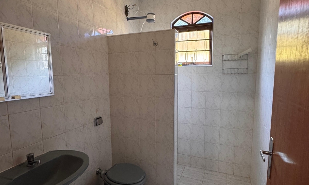 Vende-se casa com piscina 