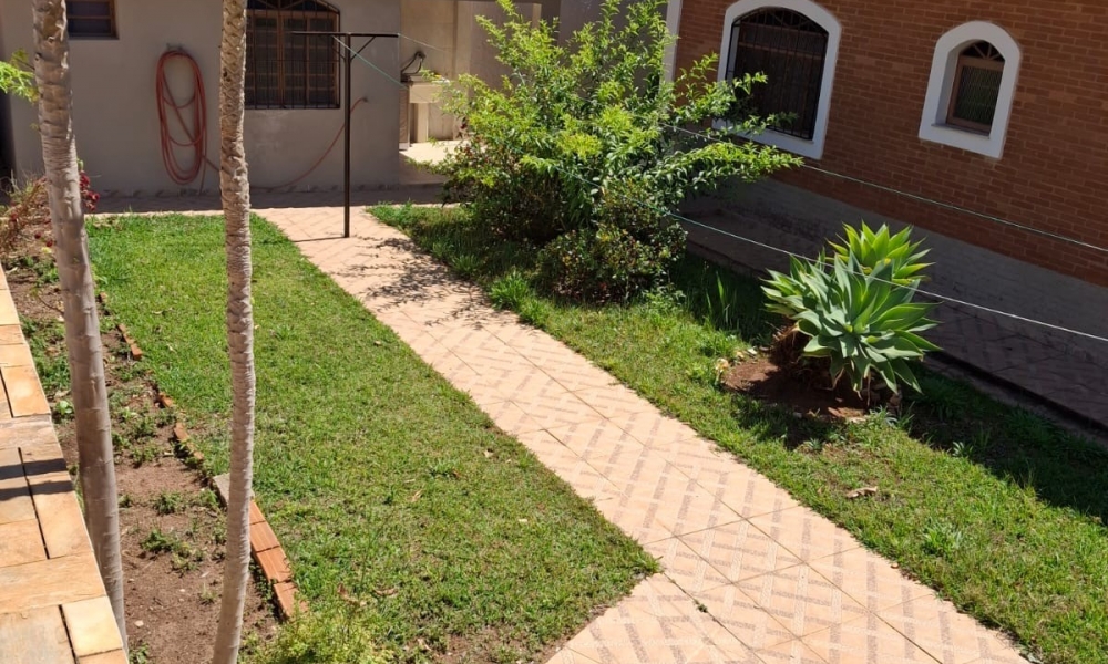 Vende-se casa com piscina 