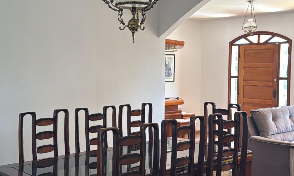 Vende-se casa com piscina 