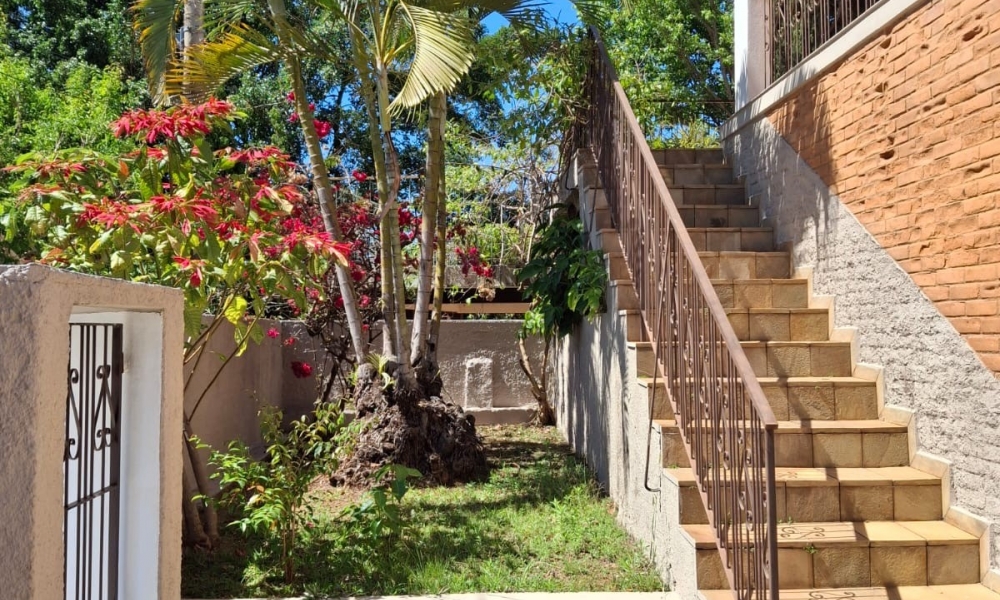 Vende-se casa com piscina 