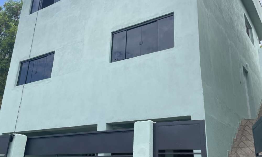 Vende-se prédio em Serra Negra 