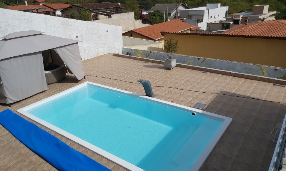 Vende-se casa com piscina 