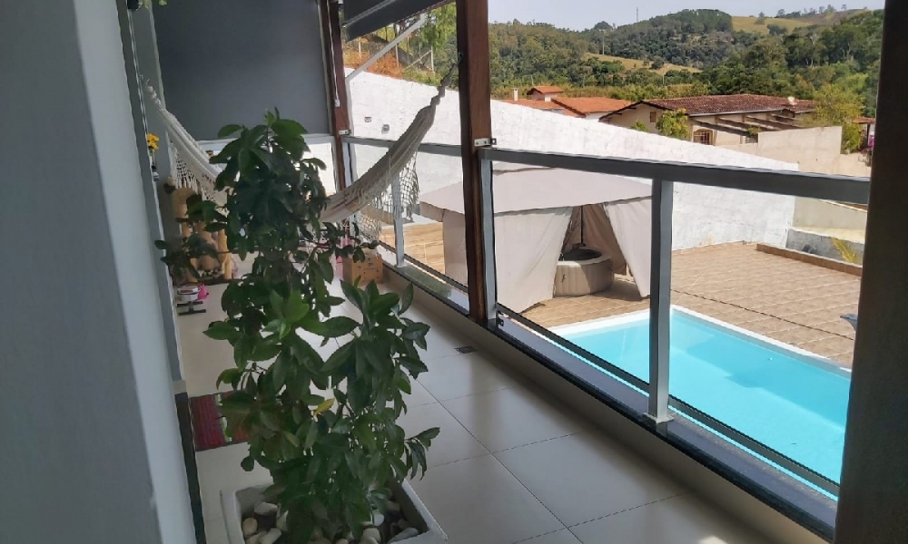 Vende-se casa com piscina 